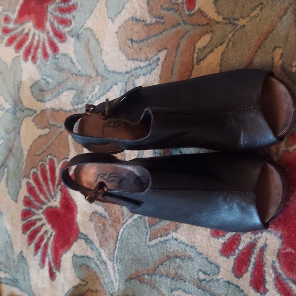Kenneth Cole Black Spike leather heels